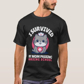 おかしい+母が看護学校に合格してよかった+可愛いC Tシャツ