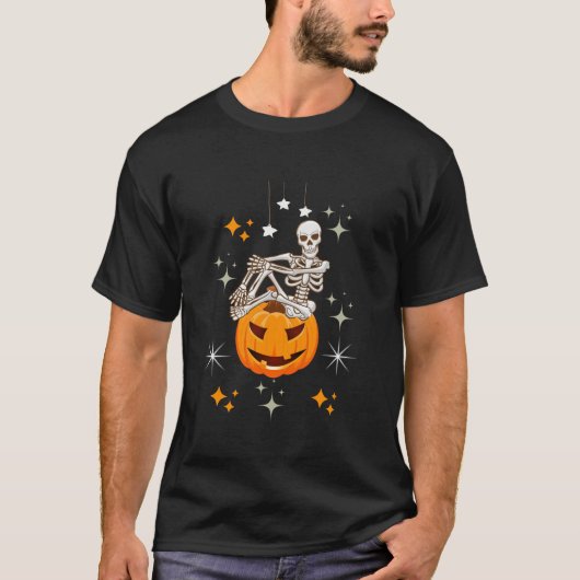 おかしなハロウィーンのスケルトン保持カボチャ感謝祭 Tシャツ (正面)