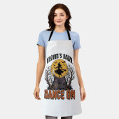おかしな魔女のダンサービンテージハロウィン彫刻Tシャツ エプロン (着用した状態)