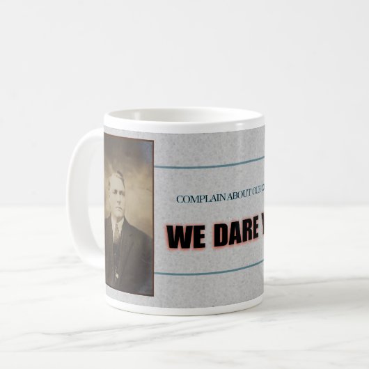 おかしな「コーヒーのことで文句を言う」マグカップ コーヒーマグカップ (正面左)