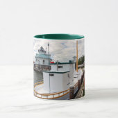 おけ屋の海峡の灯台及びカニの浚渫のボート マグカップ (中央)