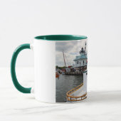 おけ屋の海峡の灯台及びカニの浚渫のボート マグカップ (左)