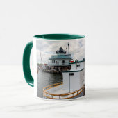 おけ屋の海峡の灯台及びカニの浚渫のボート マグカップ (正面左)