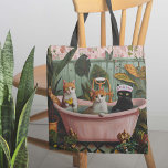 おしっこと泡：キャットタスティックなバスシーン トートバッグ<br><div class="desc">Purrs and Bubbles Tote Bag – このスタイル、マクシマリストトートバッグデザイン。色と鮮やか詳細に満ちよくはしゃぐたお洒落3匹の猫のイラストレーションは魅力的コテージの中心のバスにユニークは、出て行くと楽しいtouchが加わってくる。楽しく活気のある雰囲気を作り出すのに最適！</div>