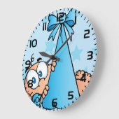 おしゃぶりをくわえた赤ちゃんがスリングの中で眠っている ラージ壁時計 (傾斜)