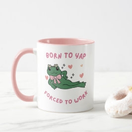おしゃべり好きな人必見！「おしゃべりするのが好き、働かざるを得ない」デザインのマグカップ☕🐸 マグカップ