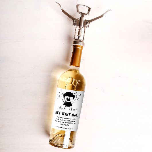 おしゃれでカジュアルな黒人女性が踊るワインボトルラベル ワインラベル