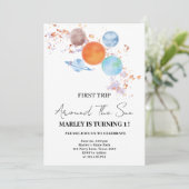 おしゃれでシンプルなファースト トリップ アラウンド ザ サン 1歳の誕生日 招待状 (スタンド正面)