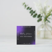 おしゃれでユニークな黒紫のQRコードソーシャルメディア スクエア名刺 (スタンド正面)