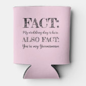おしゃれでユーモアな事実。仲間の結婚式の誘い。ライトピンク 缶クーラー (正面)