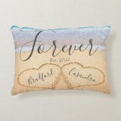 おしゃれなほこりっぽい青いビーチ カップル ハート サンド アクセントクッション (正面)