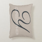おしゃれなイニシャルパーソナライズドネーム タウペ タン ニュートラル チック アクセントクッション (正面(垂直))