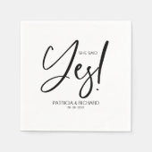 おしゃれなカリグラフィー　彼女はイエスと言った　エンゲージメントパーティー スタンダードカクテルナプキン (正面)