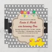 おしゃれなグレーの水玉ゴムダッキー双子の誕生日 招待状 (正面/裏面)