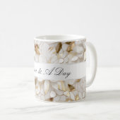 おしゃれなゴールドの白い蓮の花のウェディング コーヒーマグカップ (正面右)
