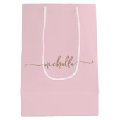 おしゃれなゴールドモノグラム名前スクリプト ブッシュピンク 大きめ ミディアムペーパーバッグ (裏面)
