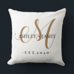 おしゃれなゴールドMのモノグラムスクリプト名 ウェディングデート クッション<br><div class="desc">おしゃれでモダンなゴールドのモノグラム入りウェディング用屋外クッション。黒のエレガントな手書きスクリプトカリグラフィーとクラシックなタイポグラフィーで、お二人の名前と結婚年を白い背景にゴールドのMのモノグラムとともに入れます。お二人の名前、モノグラム、結婚年を下に入れるだけ。スタイリッシュなデザインで、ウェディングテーブルの装飾にぴったり。 他のモノグラムについては、店舗のチャットからお問い合わせください！ 幸せな結婚式にするために、喜んでお手伝いします！ ハッピー ドルフィン スタジオによって独占的にデザインされました。</div>