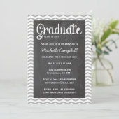 おしゃれなシェブロン＆ブラックボードの卒業式招待状 招待状 (スタンド正面)