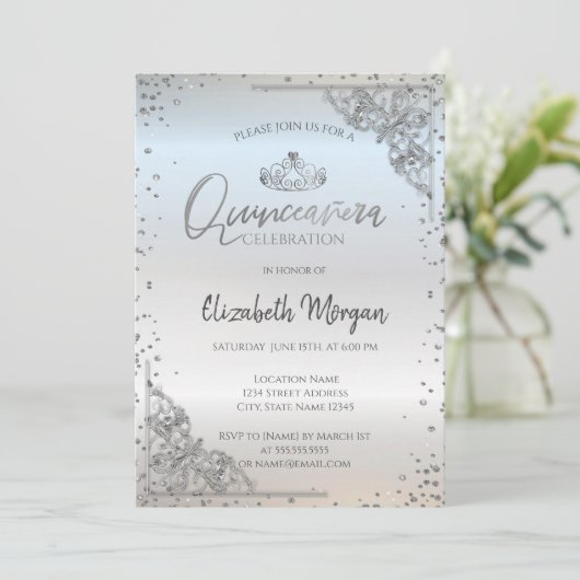 おしゃれなシルバーのティアラとダイヤモンドのキンセアニエラ 招待状 (スタンド正面)