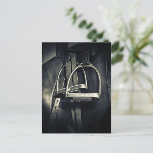 おしゃれなシルバーの鐙が付いた英語圏の乗馬鞍の写真 ポストカード (スタンド正面)