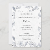 おしゃれなシルバー ホワイト フラワー バースデー 招待状 (正面)