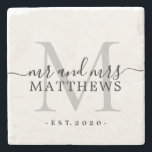 おしゃれなシルバー モノグラム スクリプト 名前 結婚日 ストーンコースター<br><div class="desc">おしゃれでモダンな黒のモノグラム入りストーンコースターで、テキストは「ミスター＆ミセス」とおふたりの結婚式の名前と、結婚された年が、エレガントな手書きのスクリプトカリグラフィーで、シルバーグレーでモノグラム化されています。お名前とモノグラムと、結婚された年を下に追加するだけ。おしゃれなデザインで、 新婚夫婦への完璧な贅沢なギフトです。 ご不明な点や、商品のご相談がございましたら、当店のチャットをご利用ください。 幸せな結婚式にするために、喜んでお手伝いさせていただきます！ ハッピー ドルフィン スタジオによって、あなたのために独占的にデザインされました。</div>
