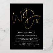 おしゃれなスクリプトのブラック QR コード ゴールドのリアルホイル結婚式 箔招待状 (正面)