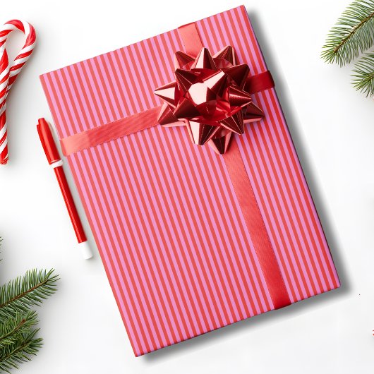 おしゃれなストライプの赤とピンクのクリスマスホリデー ラッピングペーパー