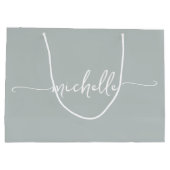 おしゃれなセージグリーンのモノグラム名前スクリプト ラージペーパーバッグ (裏面)