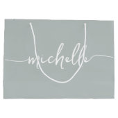 おしゃれなセージグリーンのモノグラム名前スクリプト ラージペーパーバッグ (裏面)