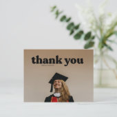 おしゃれなタイポグラフィー卒業感謝ブラック ポストカード (スタンド正面)