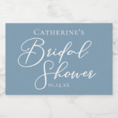 おしゃれなダスティーブルーのブライダルシャワーラベル 白いパーソナライズドラベル スパークリングワインラベル (シングルラベル)