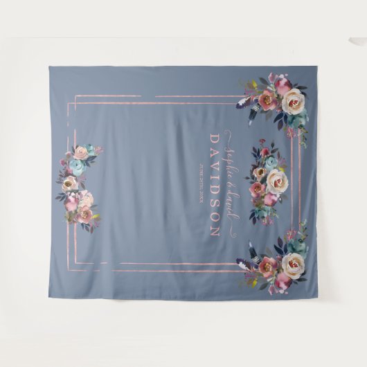 おしゃれなダスティーブルー ピンク フラワー ローズゴールド フォトブース タペストリー (正面(横))