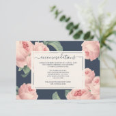 おしゃれなダークブルーのヴィンテージピンクのバラの花のウェディング エンクロージャーカード (スタンド正面)