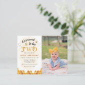 おしゃれなデザイン　2歳の誕生日　最初の写真 招待状 (スタンド正面)