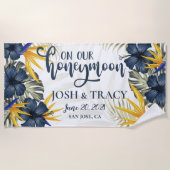 おしゃれなトロピカルウェディングとハネムーン ビーチタオル (正面)
