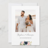 おしゃれなネイビーブルーとフラッシュピンクの花の結婚式の写真 招待状 (裏面)
