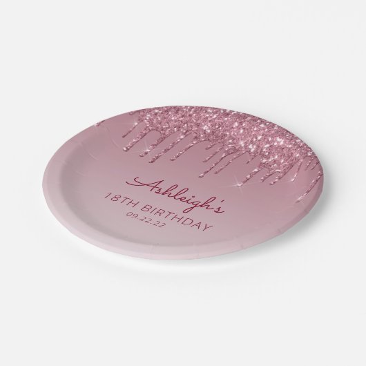 おしゃれなバーガンディ グリッター ドリップ 18歳の誕生日パーティー ペーパープレート (アングル)