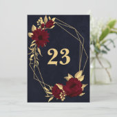 おしゃれなバーガンディ＆ゴールド ネイビー幾何学模様のテーブルナンバー 招待状 (スタンド正面)