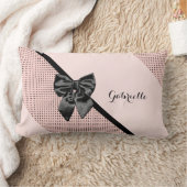 おしゃれなパリピンクのポルカドット 黒いリボンと名前 ランバークッション (ブランケット)
