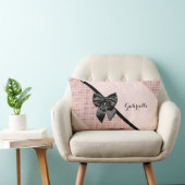 おしゃれなパリピンクのポルカドット 黒いリボンと名前 ランバークッション (椅子)