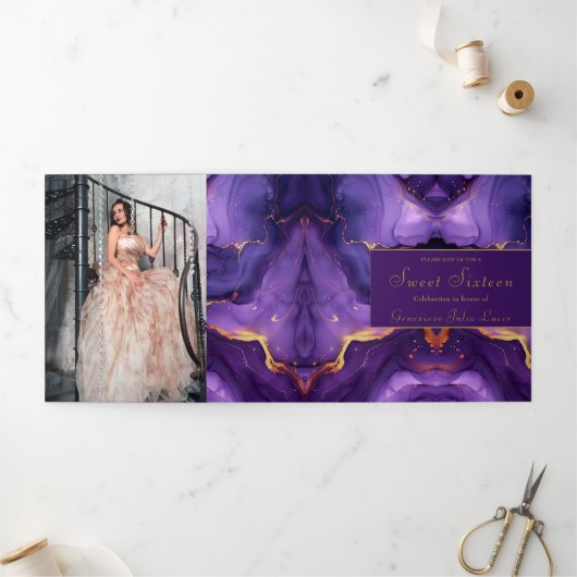 おしゃれなパープルとゴールドのスイート16パーティー招待状 三つ折り招待状 (外部)