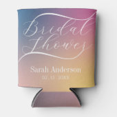 おしゃれなパープル グラデーション オンブレ スクリプト ブライダル シャワー 缶クーラー (正面)