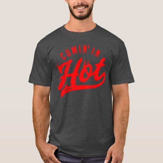 おしゃれなビンテージ風の服 Comin In Hot Tシャツ (正面)