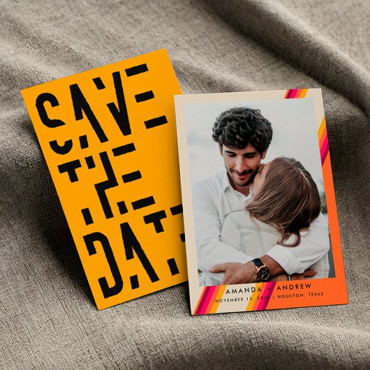 おしゃれなピンクとオレンジの70年代レトロストライプ結婚式 セーブザデート