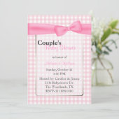 おしゃれなピンクのチェック柄 カップルのベビーシャワー 招待状 (スタンド正面)