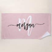 おしゃれなピンクのモダンスクリプトガールズモノグラム名前 ビーチタオル (正面)