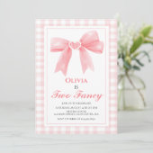おしゃれなピンクの蝶ネクタイ コケッティー 2歳の誕生日 招待状 (スタンド正面)