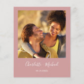 おしゃれなブッジェット スクリプト ダスティ ローズ フォト ウェディング 招待状 (裏面)