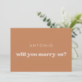 おしゃれなブラウンの結婚お願いカード 招待状 (スタンド正面)